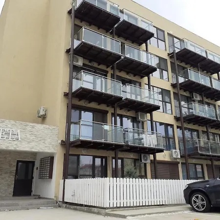 Apartment Ari Saturn